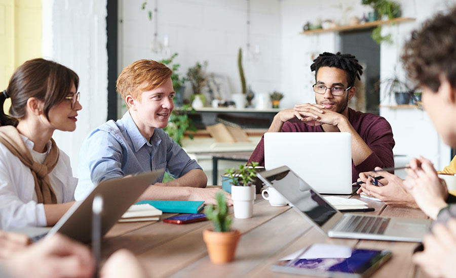 Gente de un servicio MSP trabajando para un cliente y optimizando sus negocios en el ámbito digital